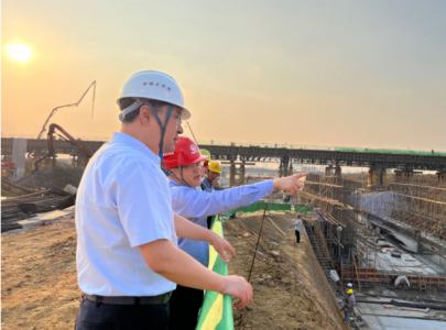 集團(tuán)黨委書(shū)記、董事長(zhǎng)涂建平赴洪騰高架 施工一線(xiàn)進(jìn)行調(diào)研